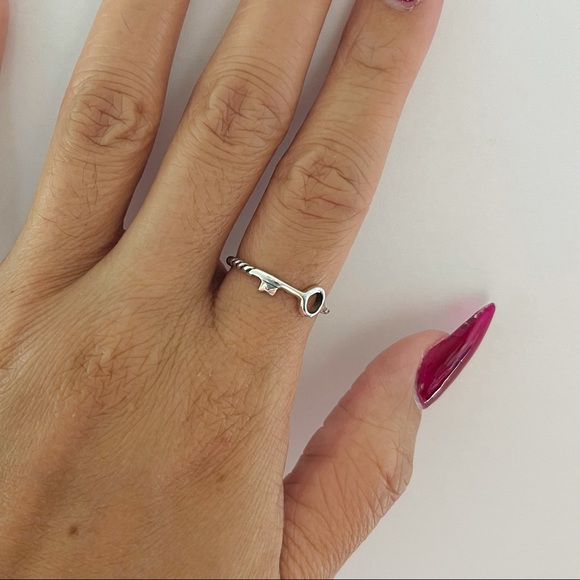 Sterling silver key ring with twist band, key ring, silver key ring, dainty ring - Picture 3 of 8